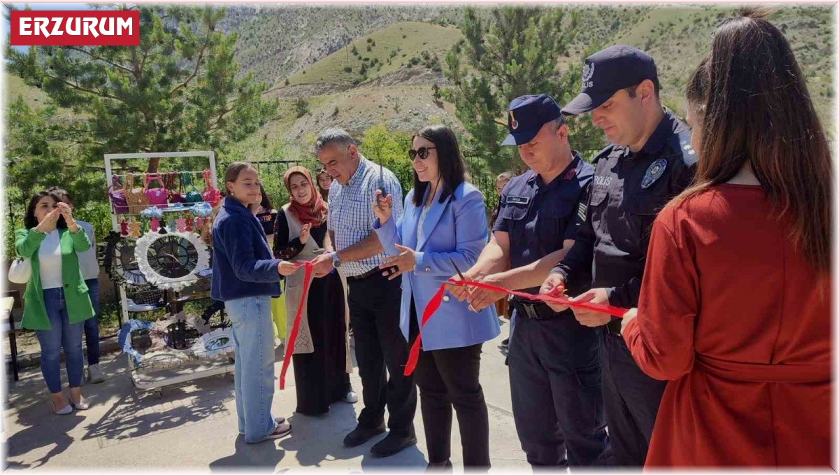 Yıl sonu sergisinden elde ettikleri geliri deprem bölgesindeki kardeş okullara gönderecekler