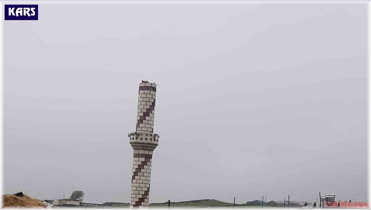 Yıldırım cami minaresine düştü