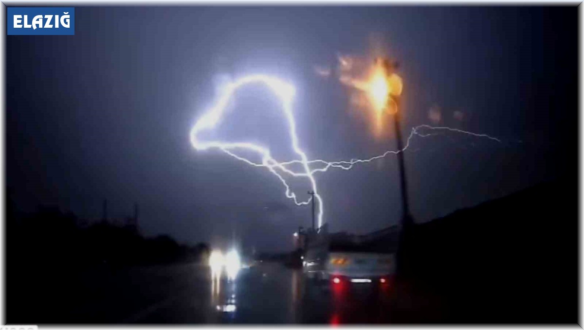 Yıldırım düşme anı araç kamerasına yansıdı