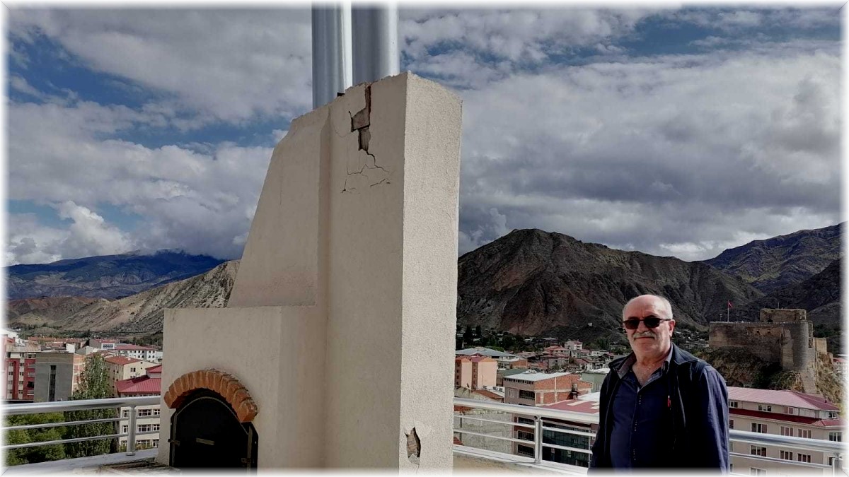 Yıldırım terasta bulunan şömineye isabet etti