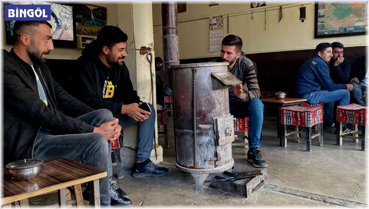 Yılın 6 ayını kar altında geçiren Karlıova'da, sobalar tütmeye başladı