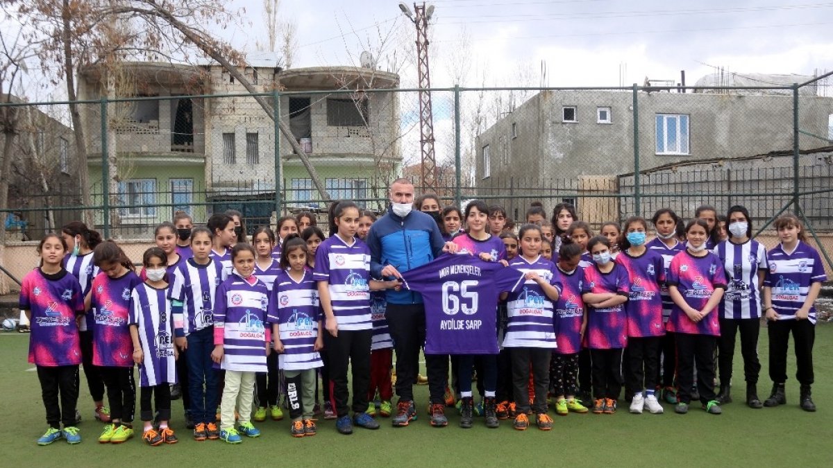 Yılın en iyi kadın sanatçısı Aydilge'nin ödülü Vanlı kızlara