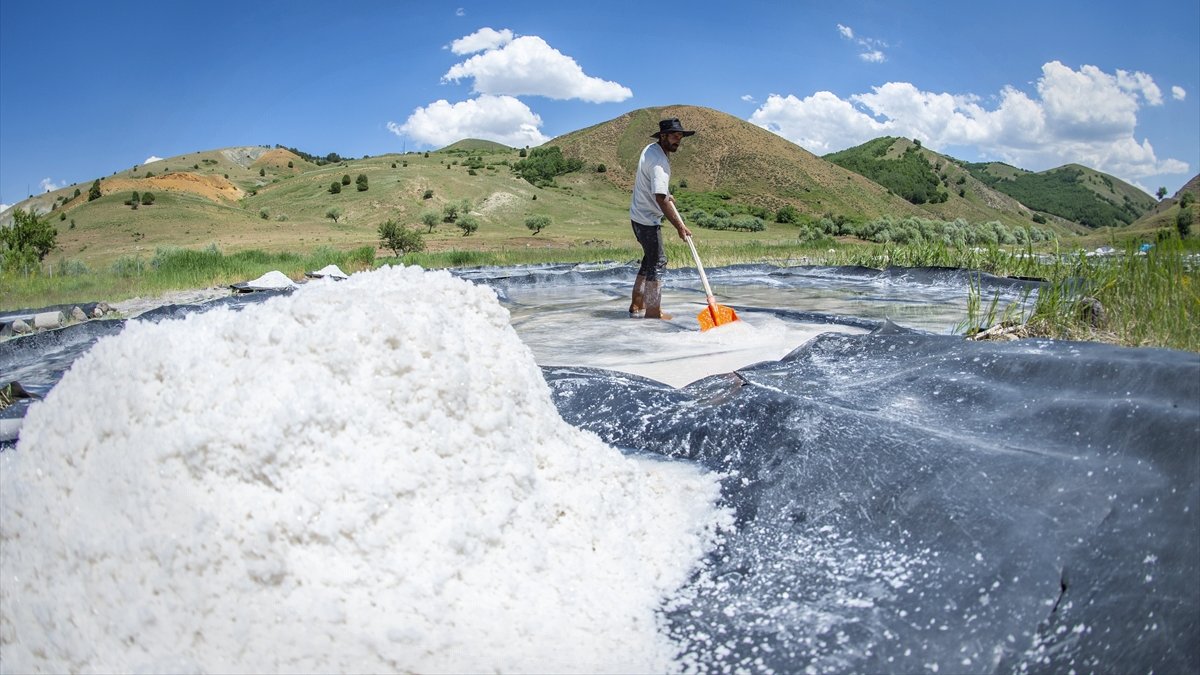 Yıllardır geçimlerini doğal kaynaktan ürettikleri tuzdan sağlıyorlar