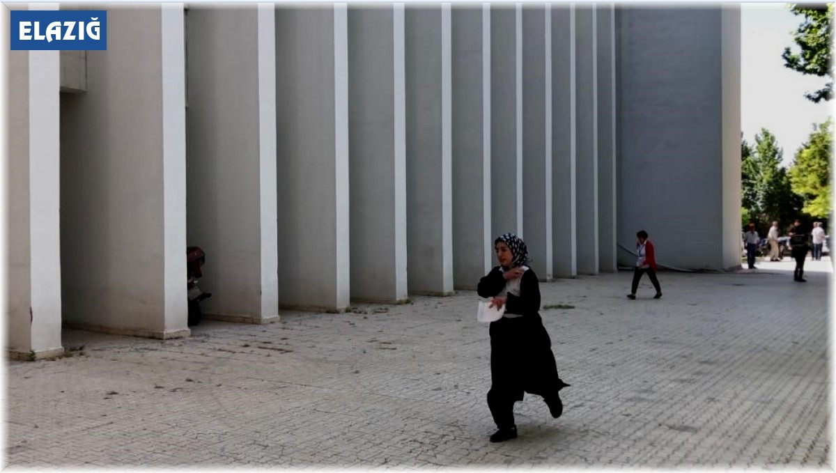 YKS'de ikinci oturum maraton koşusunu aratmadı, saniyeler ile sınava yetiştiler