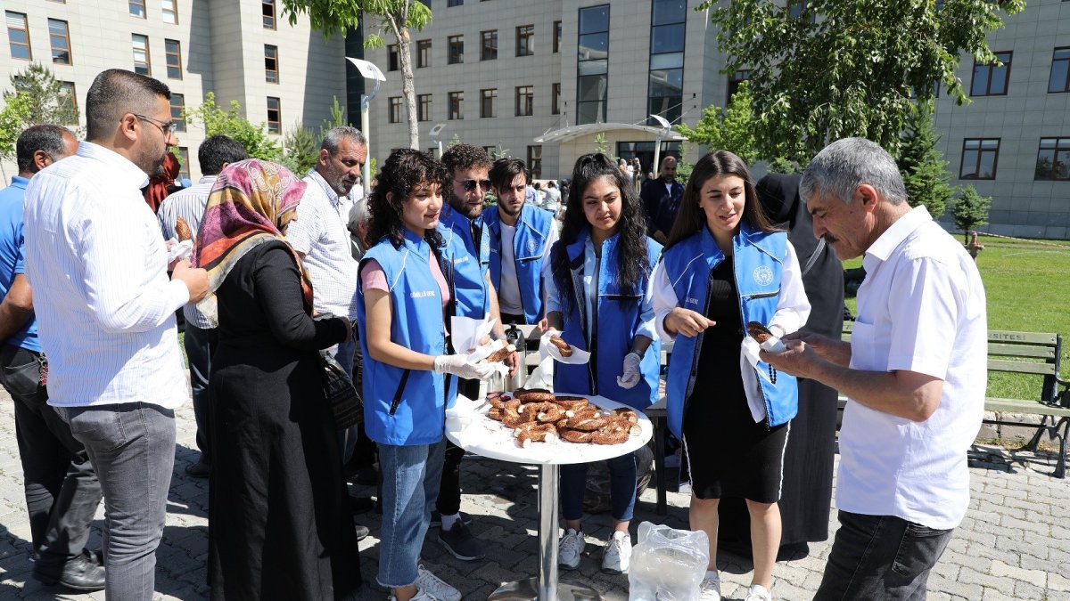 YKS öncesi öğrencilere çay ve simit ikramı