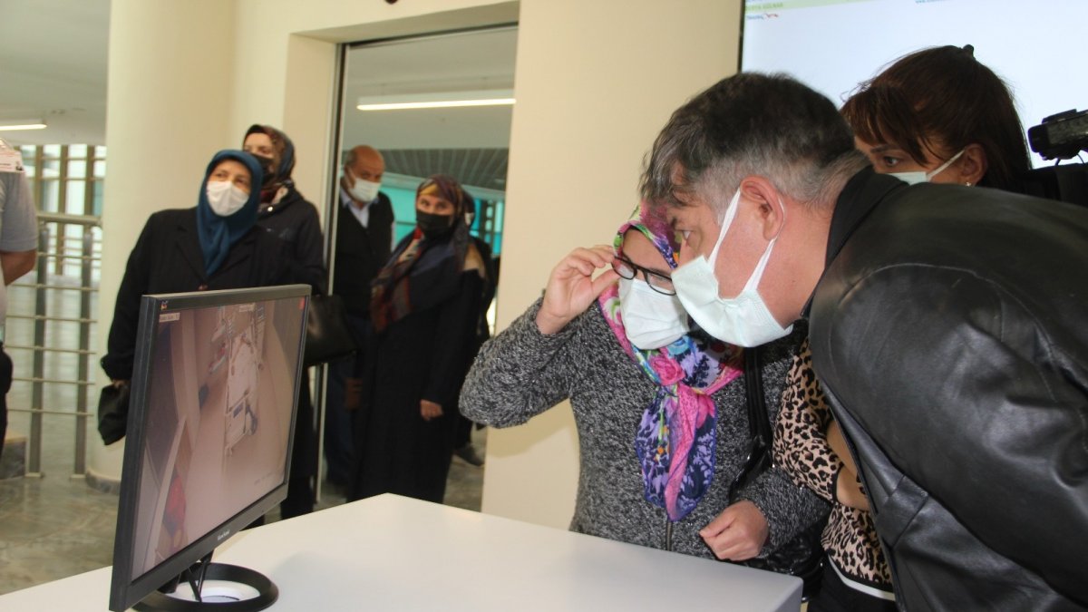Yoğun bakım servisine yerleştirilen kameralar hastaları yakınları ile buluşturuyor