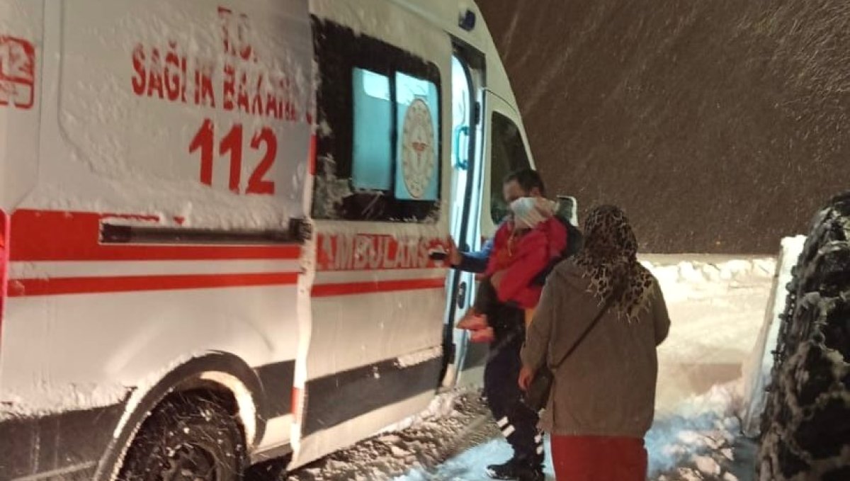 Yoğun kar engel olamadı: Ekipler hastayı 112'ye yetiştirdi