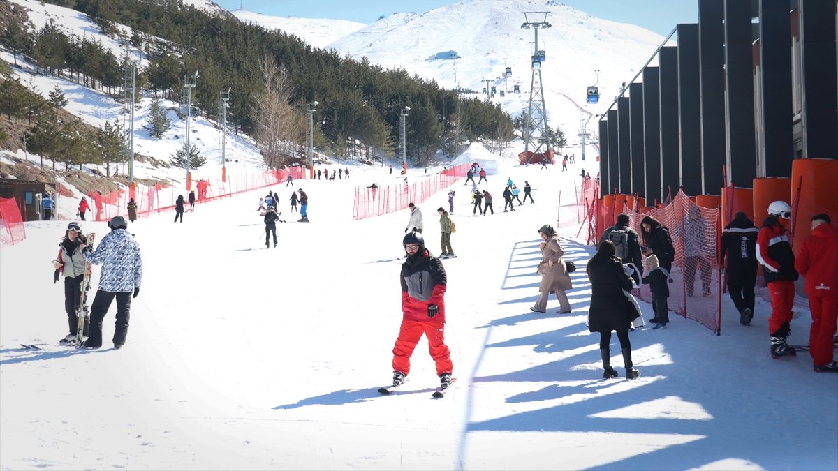 Yoğun kar nedeniyle Palandöken'de sezonun mart sonuna uzaması bekleniyor