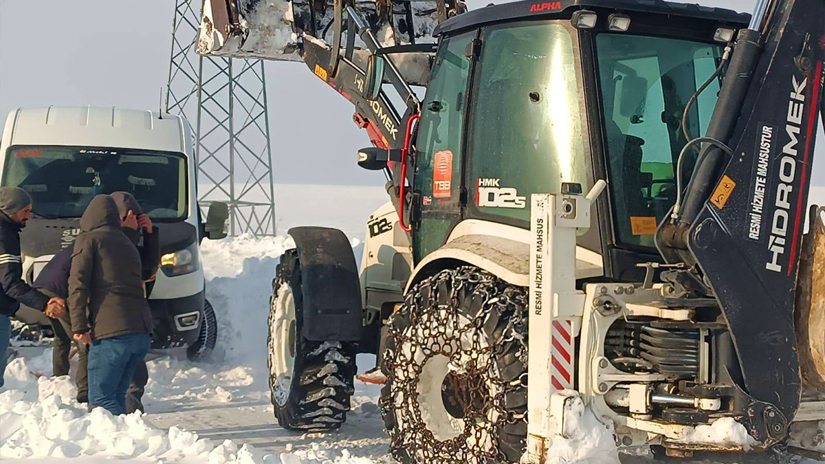 Yoğun kar Taşlıçay’da ulaşımı durdurdu: Mahsur kalan araçlar ekiplerin çalışmasıyla kurtarıldı
