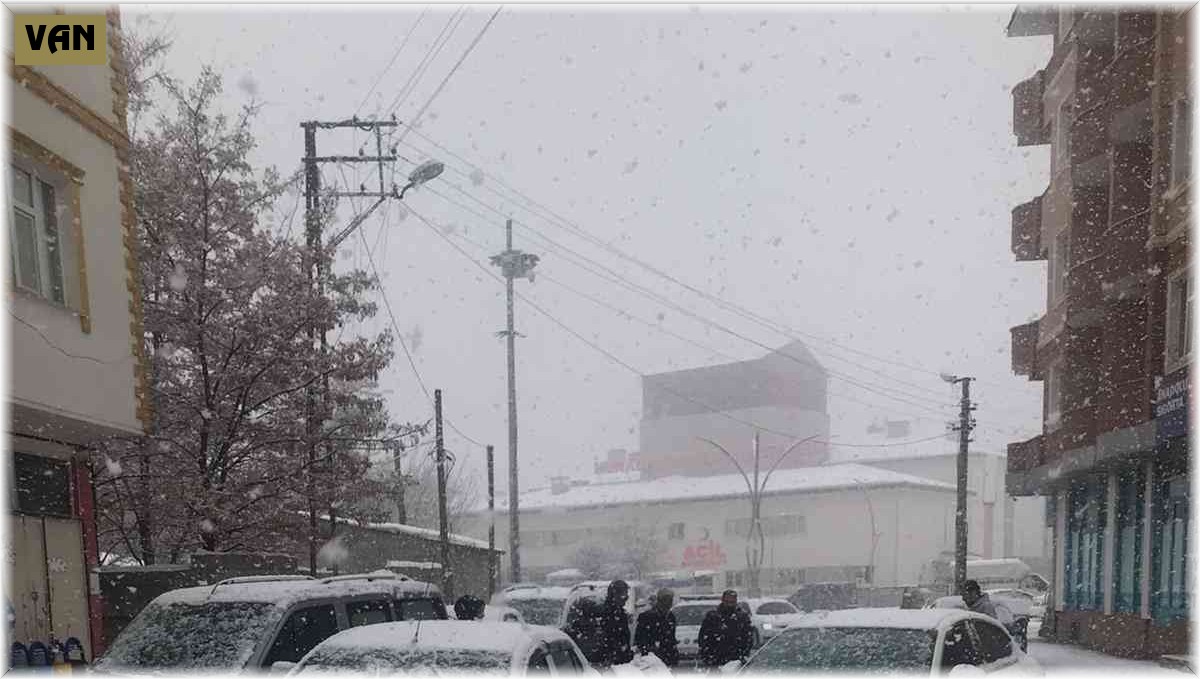 Yoğun kar yağışı beraberinde kazayı getirdi