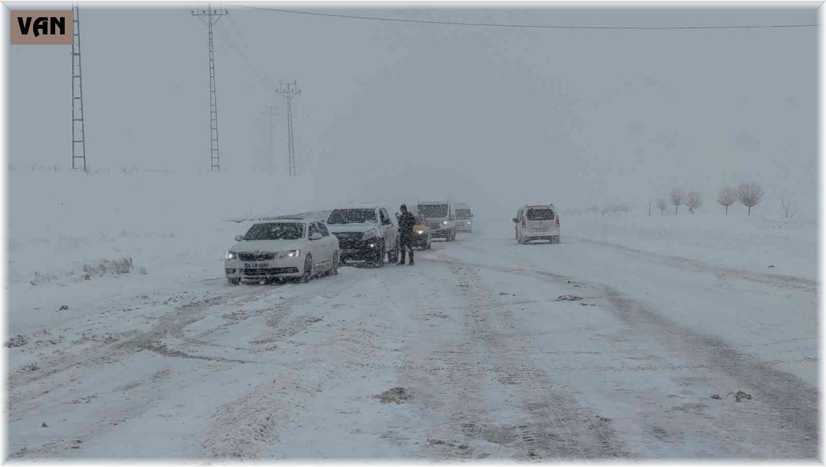 Yoğun kar yağışı ve tipi nedeniyle Kurubaş Geçidi ulaşıma kapatıldı