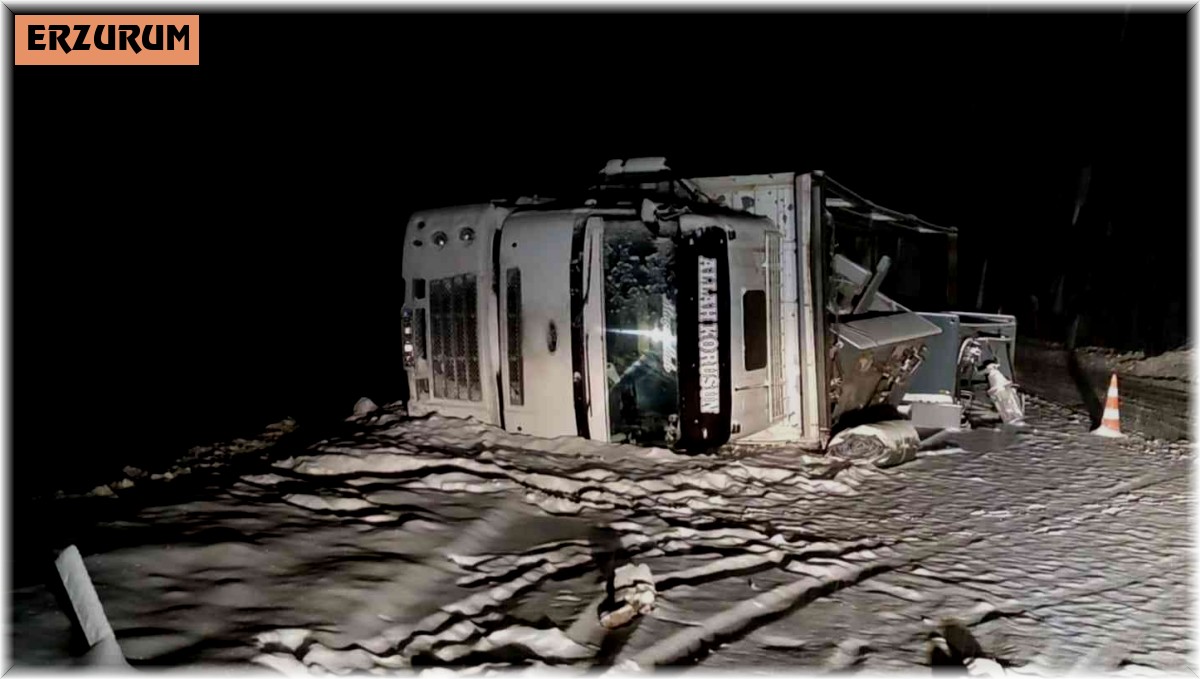 Yoğun kar yağışı ve tipi ulaşımı aksatıyor