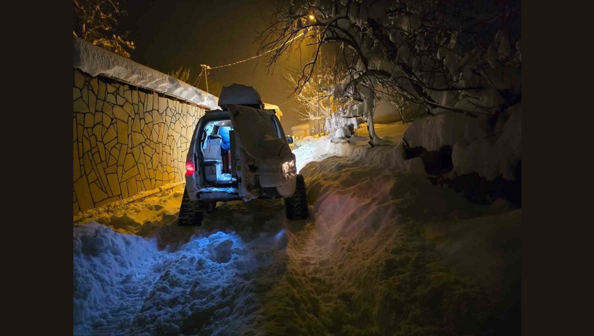 Yoğun kar yağışında UMKE ekipleri hastalara umut oluyor