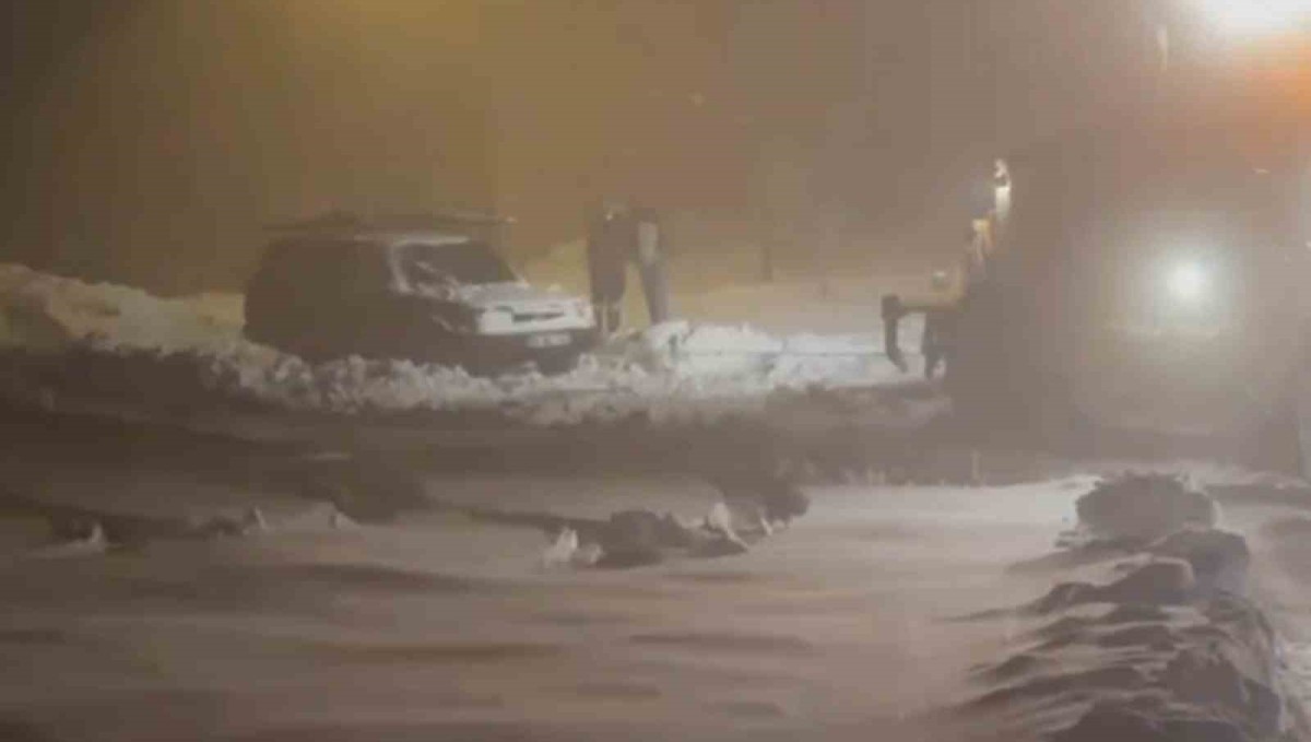 Yoğun kar yolu kapattı, ekipler mahsur kalan araca ulaştı