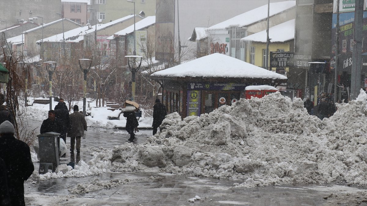 Yoğun karın etkisini sürdürdüğü Ağrı'da ilkbaharda kış mevsimi yaşanıyor