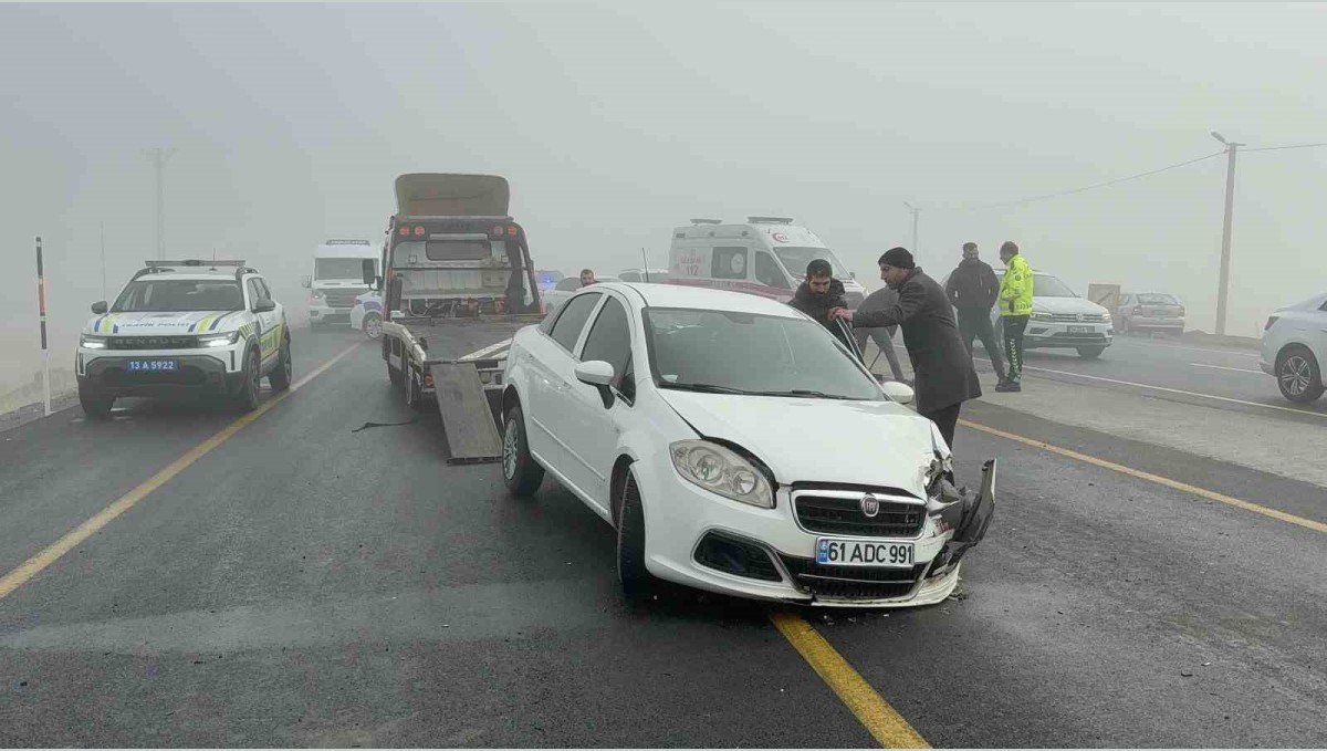 Yoğun sis Tatvan'da zincirleme kazaya neden oldu