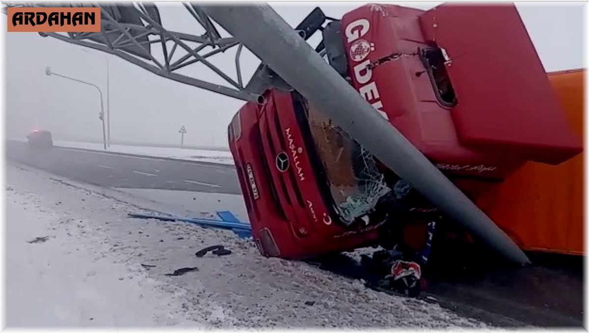 Yoğun sis ve buzlanma kazalara neden oldu