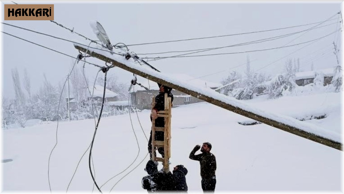 Yoğun tipiye rağmen elektrik hatları onarılıyor