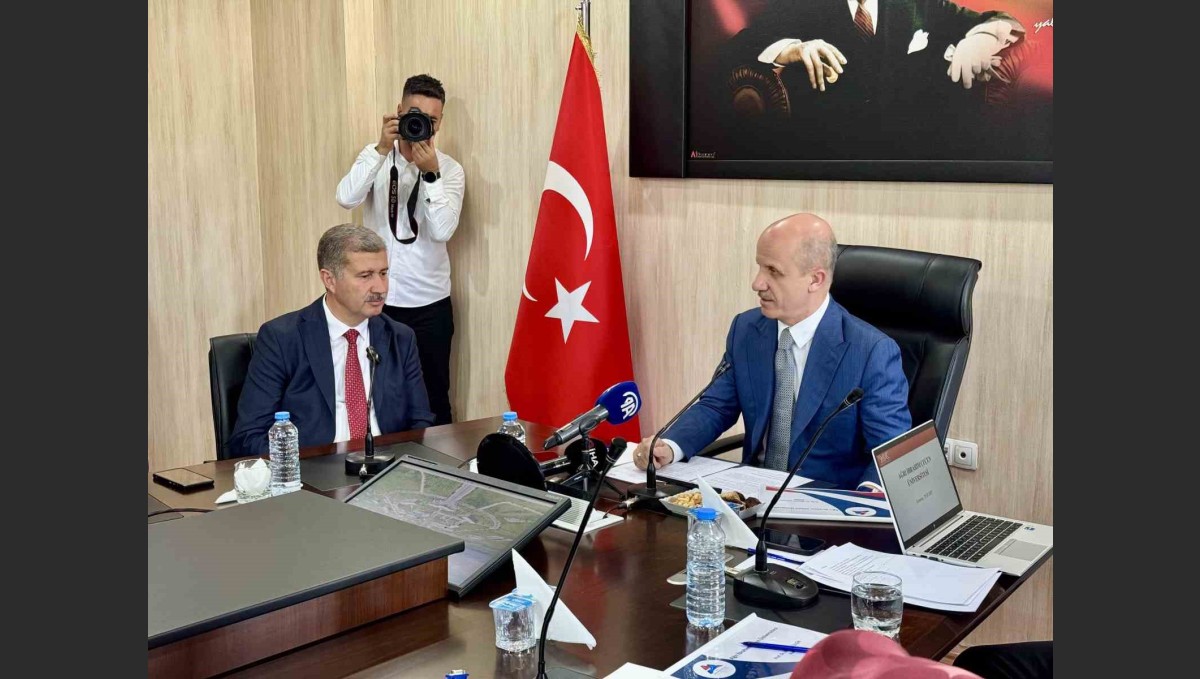 YÖK Başkanı Özvar Ağrı'da Açıkladı: Şehit ve Gazi Yakınlarına Lisansüstü Ek Kontenjan