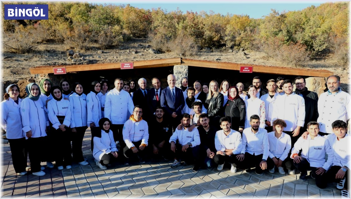 YÖK Başkanı Özvar Bingöl'de öğrencilerle bir araya geldi