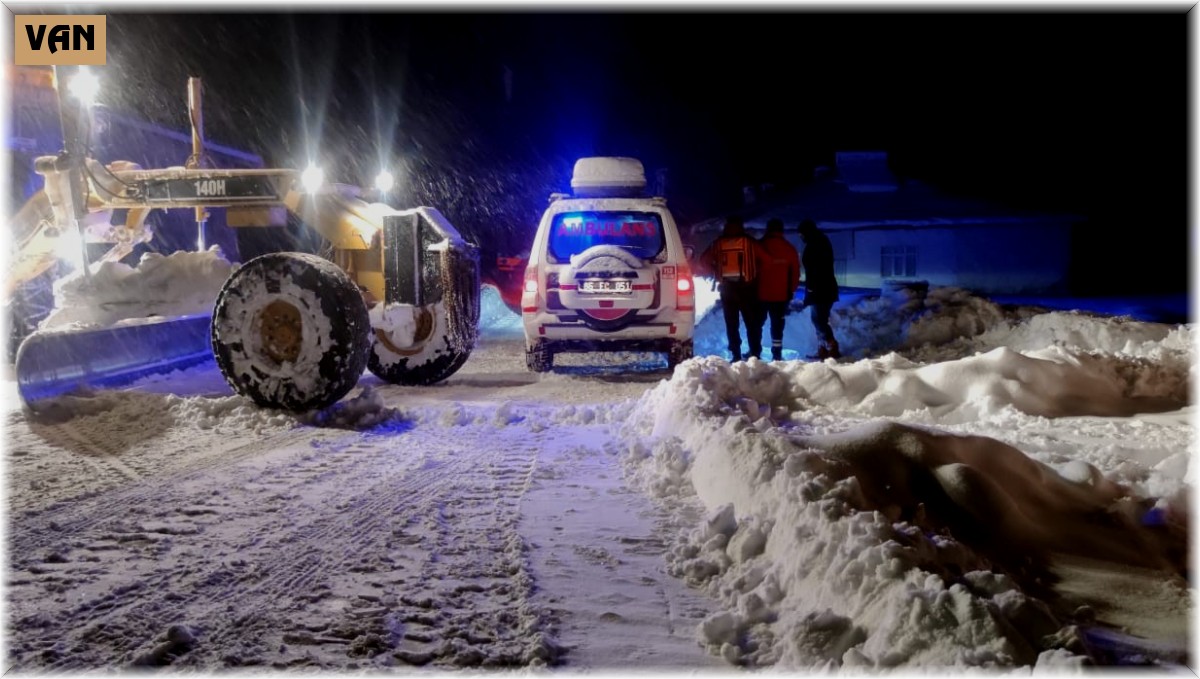 Yol açılana kadar evde doğum yaptı