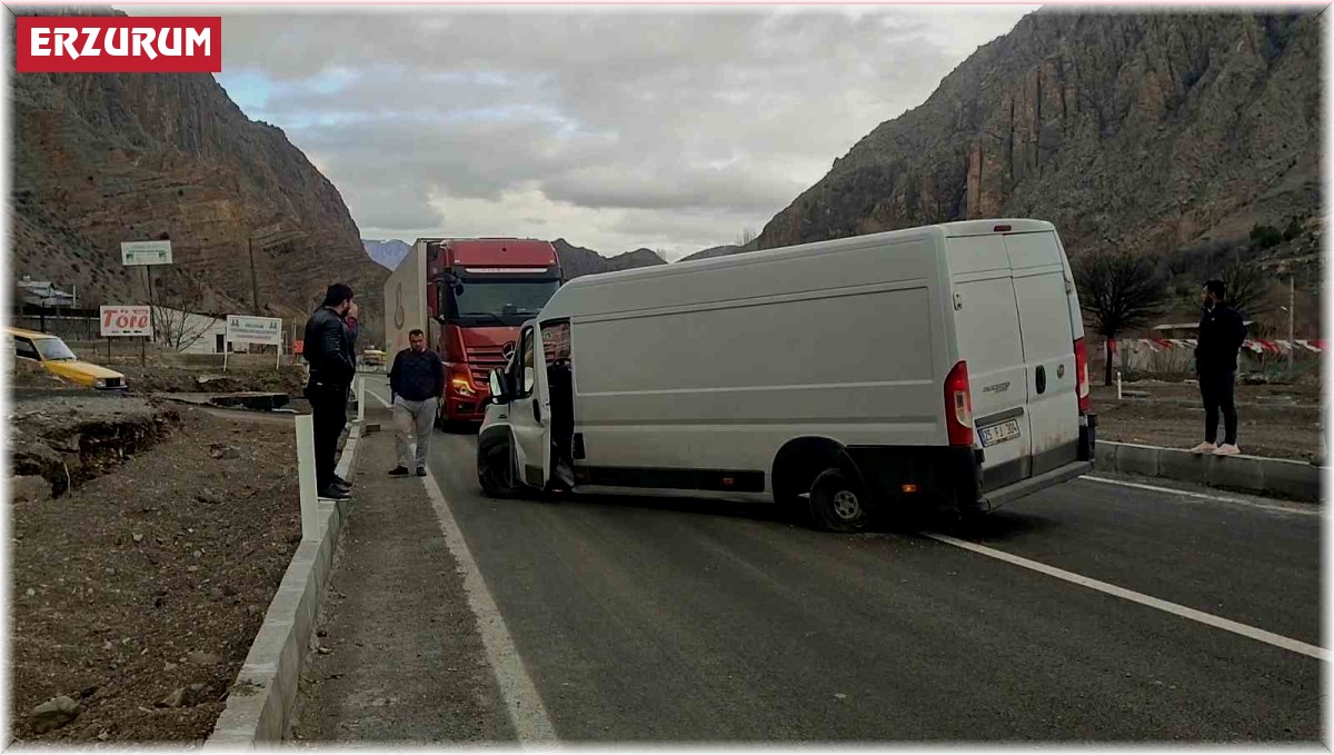 Yol kenarına dizilen bordürler kazaya davetiye çıkarıyor