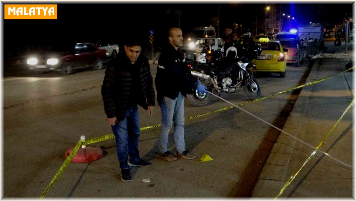 Yol kenarında beklerken sırtında vuruldu