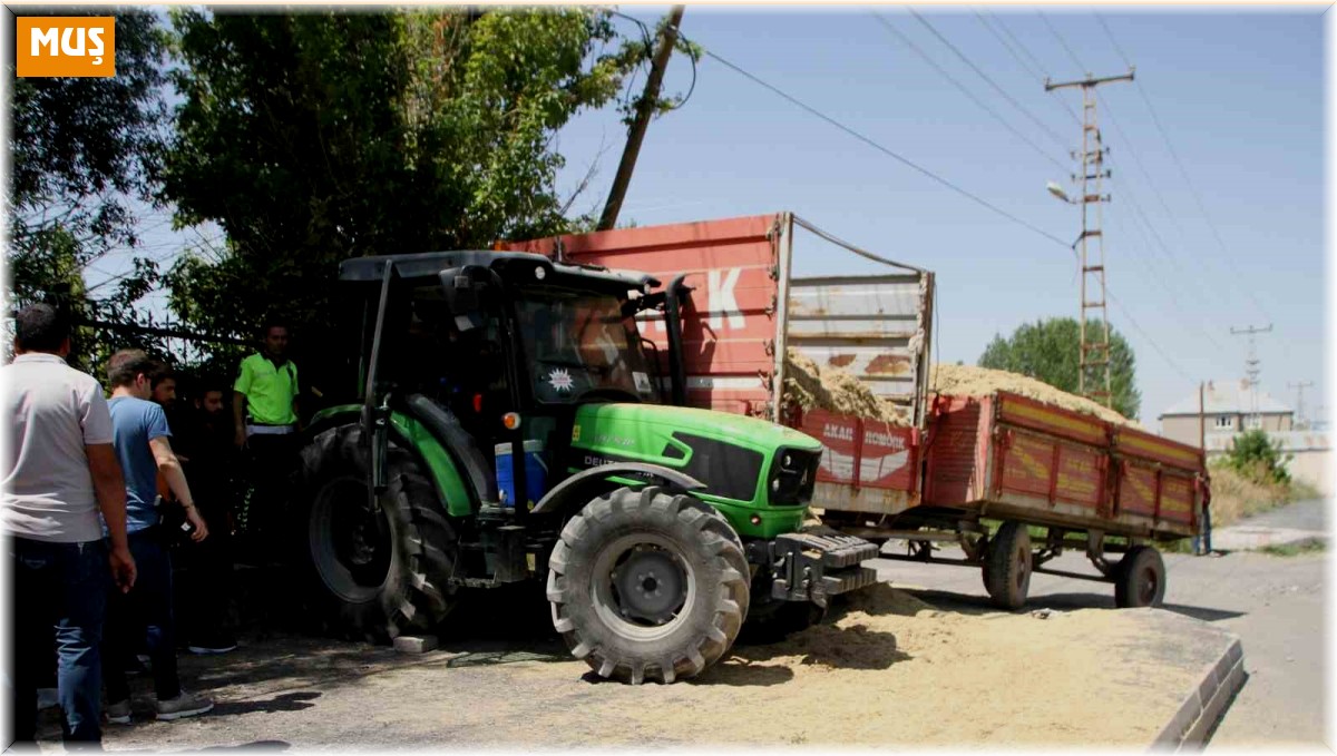 Yol kenarında bekleyenlere traktör çarptı: 1 ölü, 2 yaralı