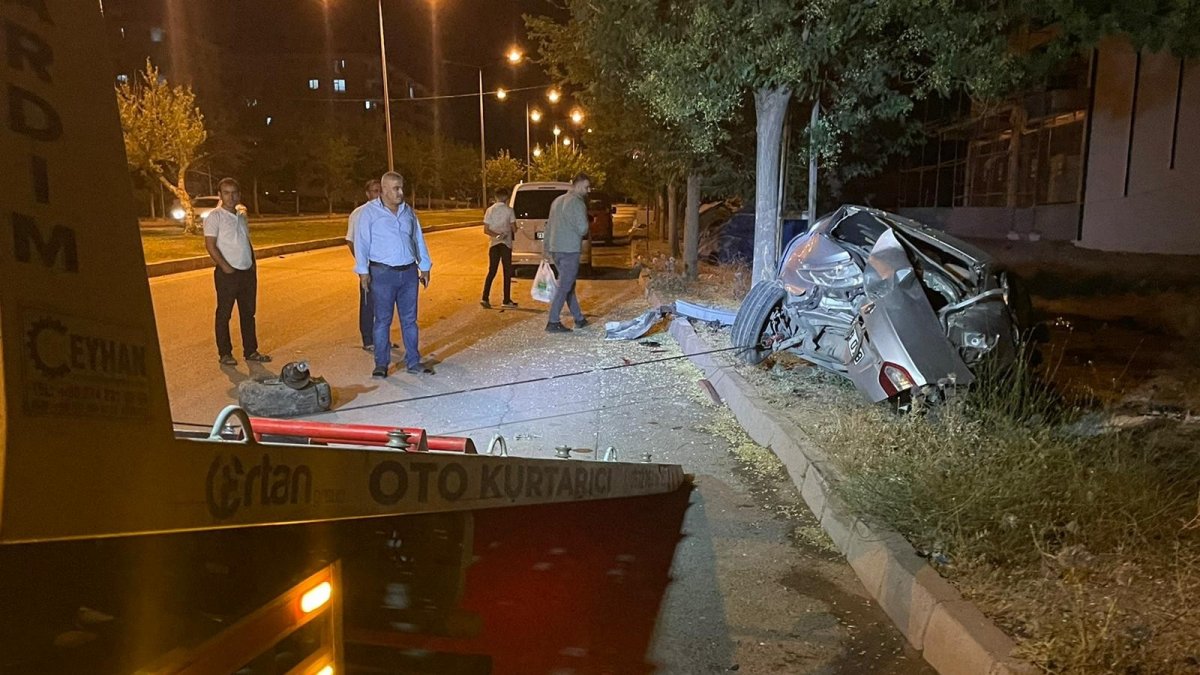Yol kenarındaki ağaçlara çarpan otomobil hurdaya döndü: 2 yaralı