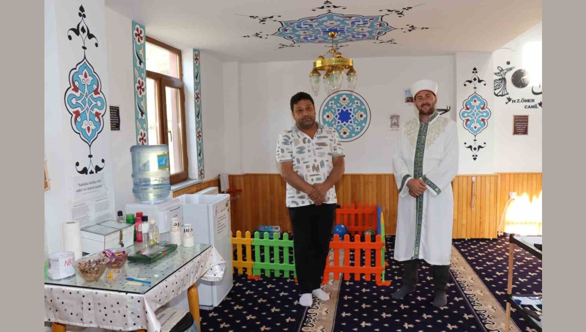 Yol kenarındaki cami yolcuların uğrak yeri