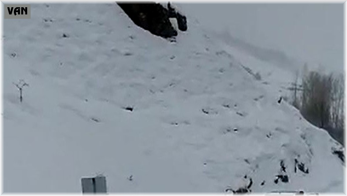 Yola çığ düştü, öğretmenler son anda kurtuldu