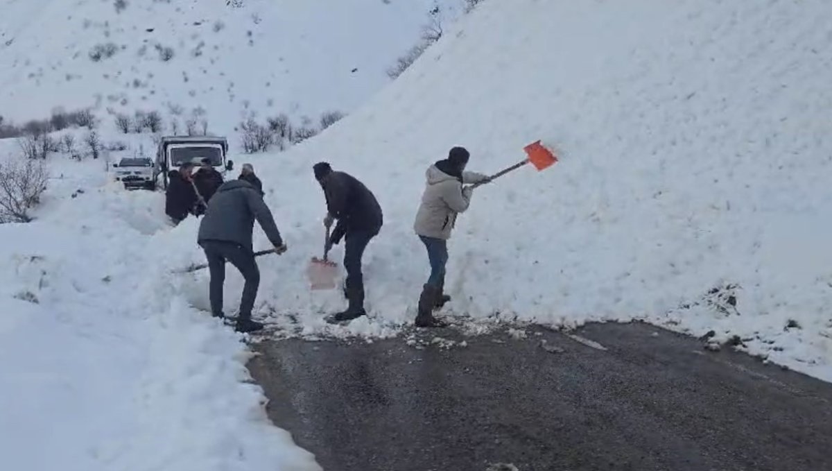 Yola düşen çığı vatandaşlar küreklerle kaldırdı