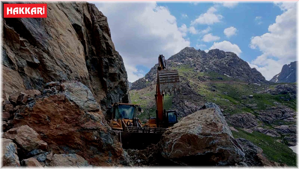 Yola düşen dev kayalar temizlendi