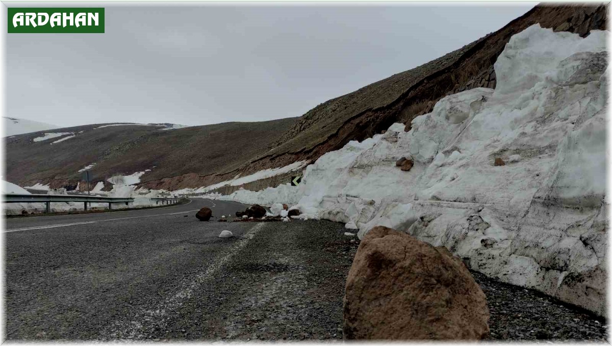 Yola düşen taş ve kaya parçaları tehlike saçıyor