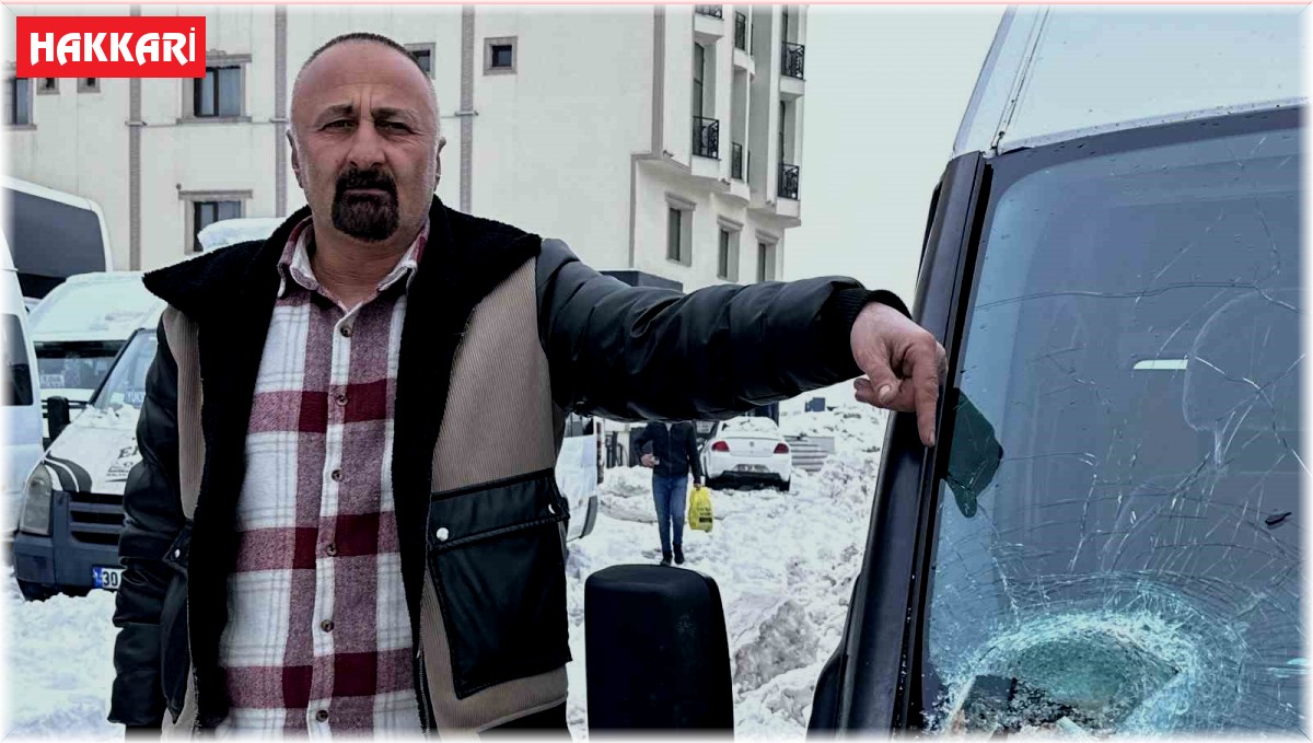 Yola kaya düştü: 10 yolcu ölümden kıl payı kurtuldu