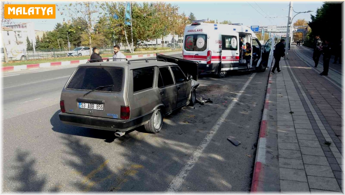 Yolcu indiren otomobile başka bir otomobil çarptı: 4 yaralı