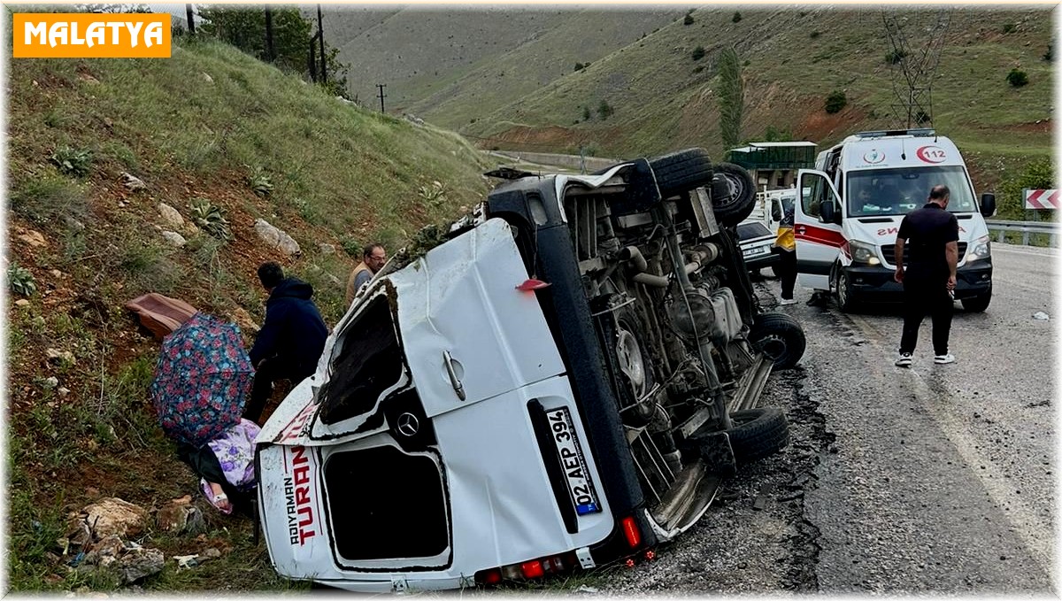Yolcu minibüsü devrildi: 12 yaralı