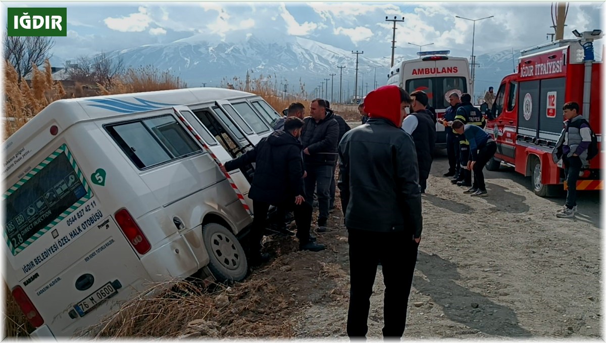Yolcu minibüsü tahliye kanalına düştü