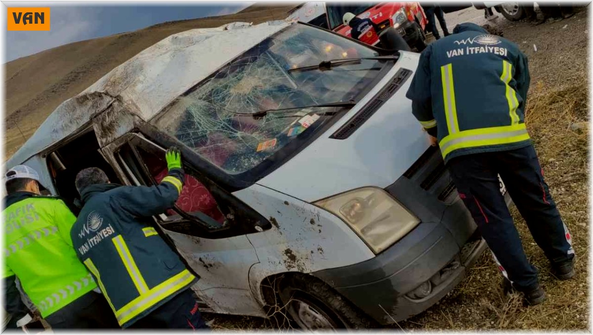 Yolcu minibüsü takla attı: 2'si ağır 5 yaralı