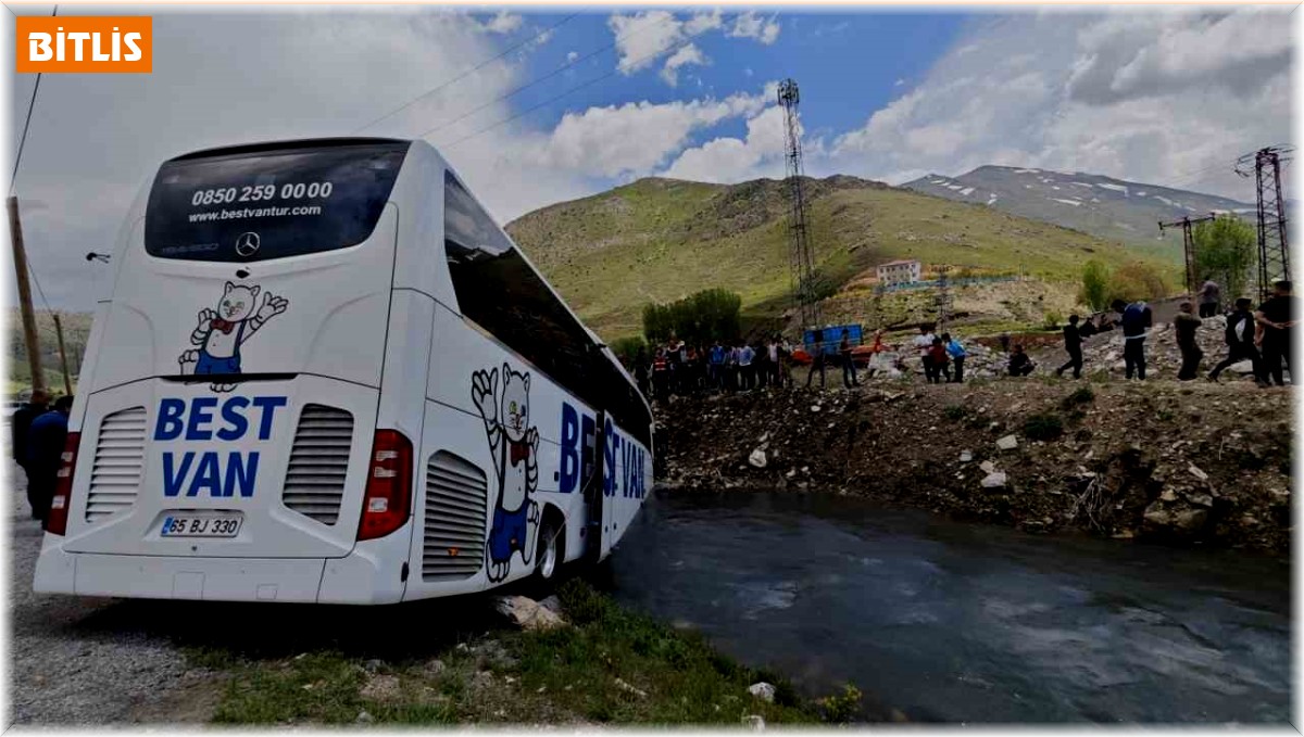 Yolcu otobüsü dereye yuvarlandı: 5 yaralı
