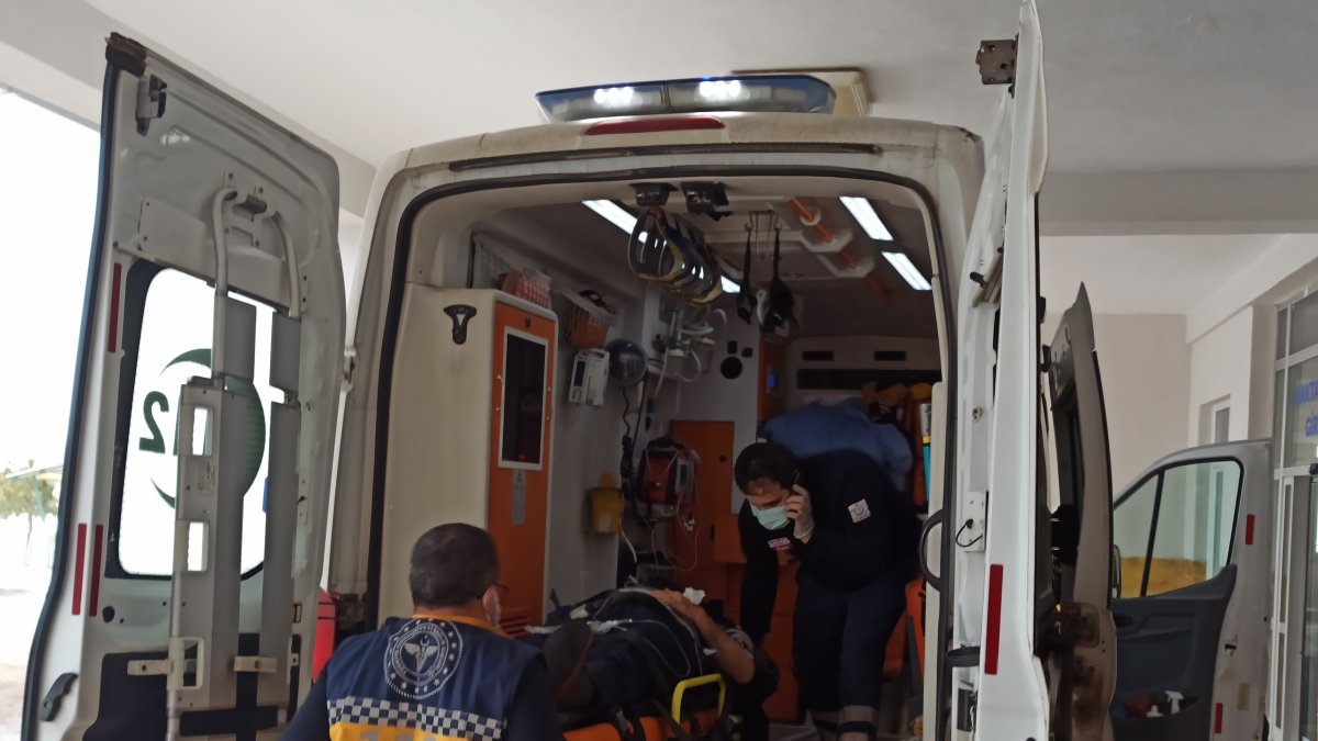 Yolcu otobüsü kaza yapan tıra çarpıp devrildi, 1 kişi öldü, 27 kişi yaralandı