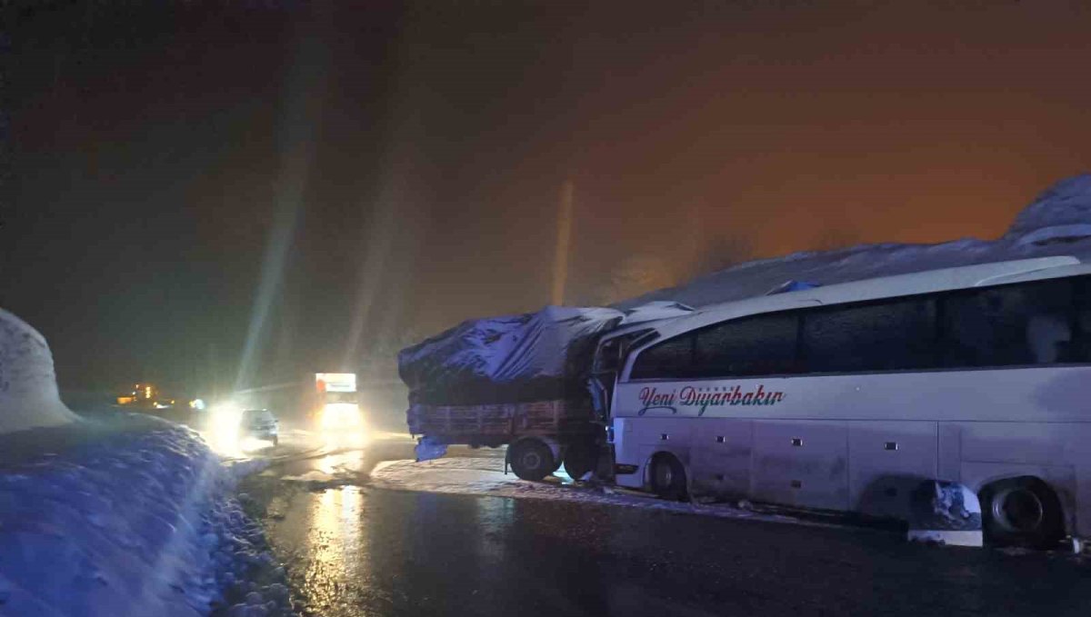 Yolcu otobüsü yolu kapatan tıra çarptı: 3 yaralı