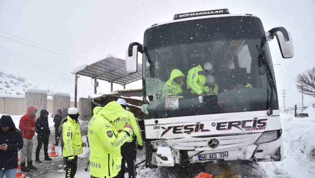 Yolcu otobüsünün polis noktasına çarpma anı görüntüleri ortaya çıktı