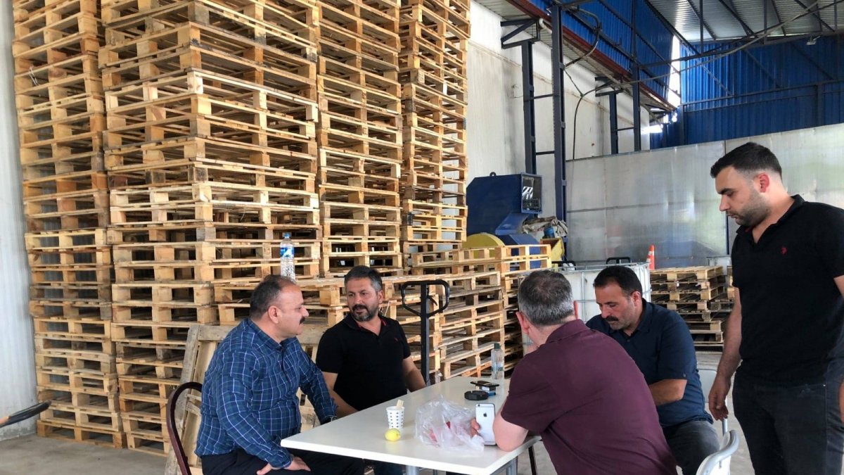 Yolcu, soğuk hava deposunda incelemelerde bulundu