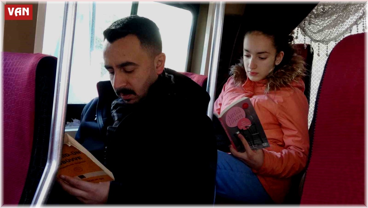 Yolcular okusun diye minibüsüne kitaplık yaptı