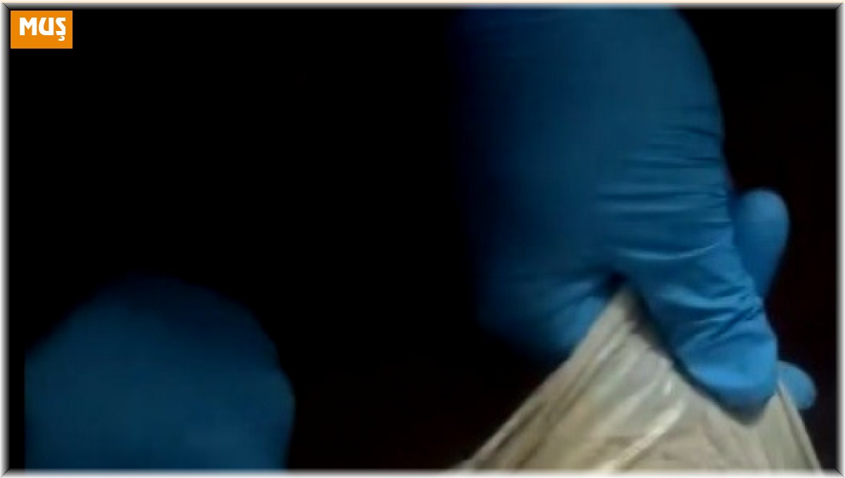 Yolcunun ayağına sarılı alçından eroin çıktı