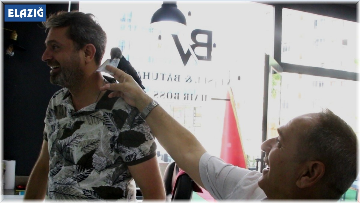 Yolda bulunan karga, kuaför salonunun maskotu oldu: Müşteriler bahşiş bile veriyor