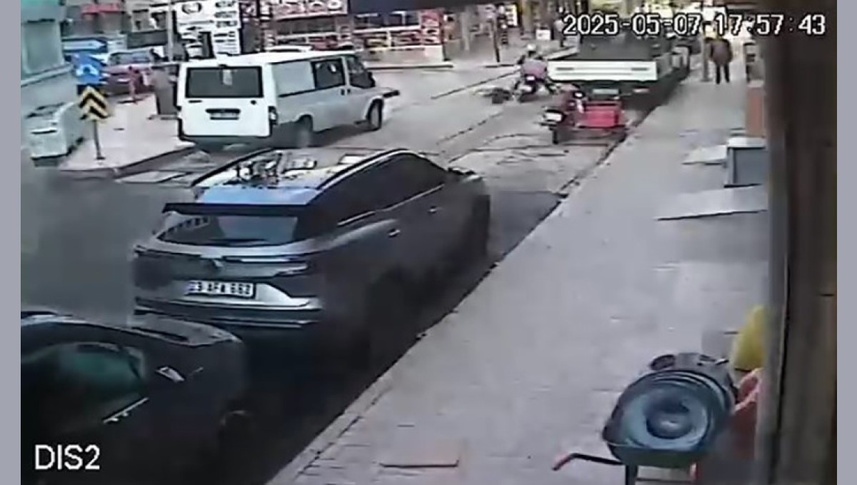 Yolda dengesini kaybedip düşen yaşlı adama motosiklet çarptı