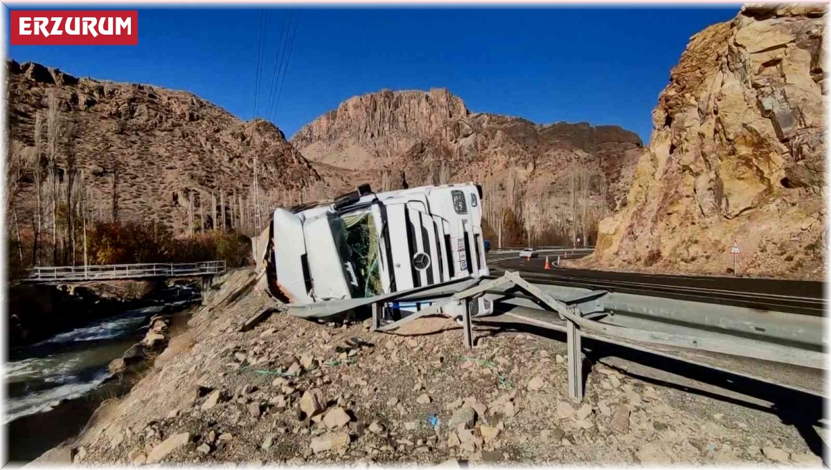 Yolda devrilen tır nehre uçmaktan son anda kurtuldu