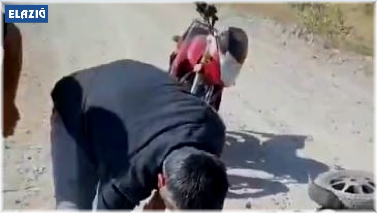 Yolda elektrikli sandalyesi devrildi, yardımına vatandaşlar koştu